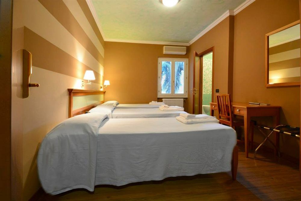 Hotel Ristorante La Grotta Castiglione Delle Stiviere Dış mekan fotoğraf