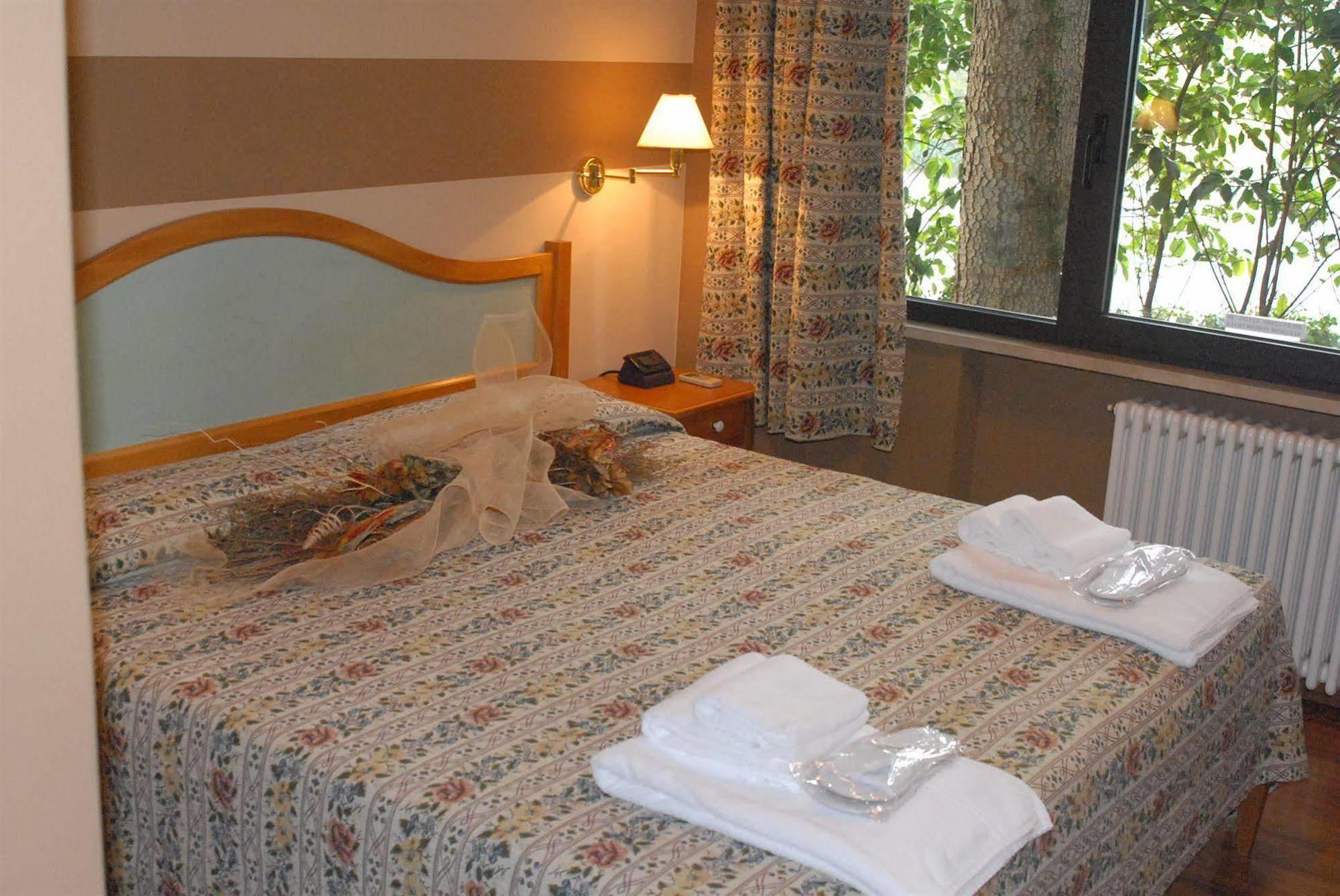 Hotel Ristorante La Grotta Castiglione Delle Stiviere Dış mekan fotoğraf